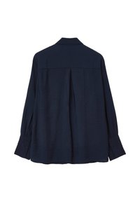 Camicia blu navy con un tessuto leggermente texturizzato, colletto e maniche lunghe. Presenta polsini con bottone e una piega sul retro per un maggiore flusso.