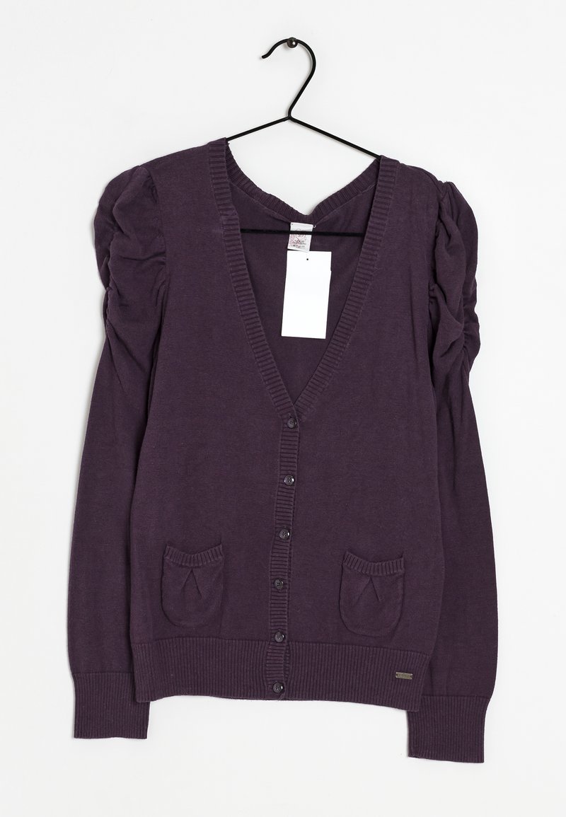 Cardigan violet avec un col en V, des manches bouffantes, un ourlet côtelé et deux poches avant. Boutonné sur le devant.