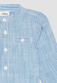 Gestreifte, blau-weiße Button-Up-Hemd mit Stehkragen, einer Fronttasche und vier weißen Knöpfen, aus leichtem Stoff gefertigt.