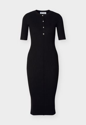 Μαύρο ριμπ φόρεμα με κοντά μανίκια, στρογγυλή λαιμόκοψη και κουμπωτό μπροστινό μέρος. Ο εφαρμοστός σχεδιασμός εκτείνεται μέχρι το μέσο της γάμπας, αναδεικνύοντας μια ομαλή υφή.