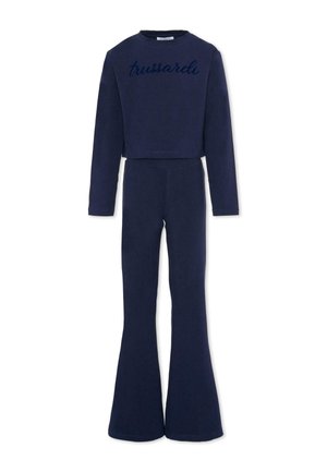 Felpa corta blu navale con logo "trussardi" e pantaloni a zampa abbinati, realizzati in un tessuto morbido con una texture liscia.