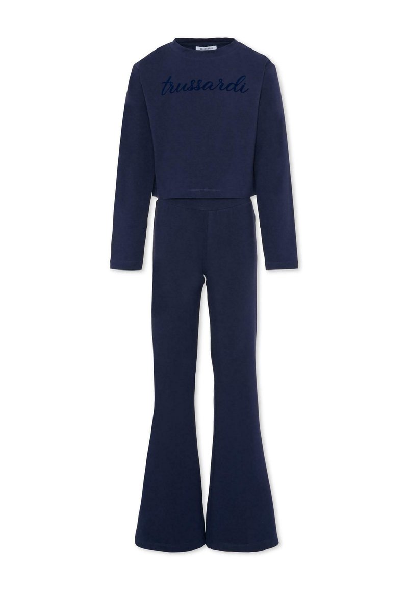 Felpa corta blu navale con logo "trussardi" e pantaloni a zampa abbinati, realizzati in un tessuto morbido con una texture liscia.