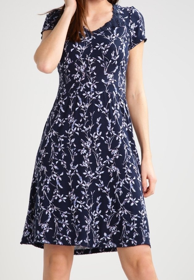 Robe florale marine à manches courtes, décolleté en V et accents en dentelle. Présente un corsage ajusté et une jupe évasée avec une finition ourlée.