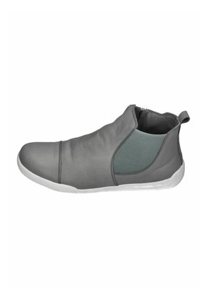 Graue Slipper-Schuhe aus glattem Material, mit elastischen Seitenpaneelen, abgerundetem Zehenbereich und weißer Gummisohle. Minimalistisches Design ohne sichtbare Verschlüsse.