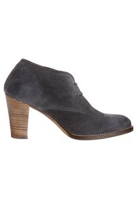 Bottines en daim grises à bout rond, avec un design à lacets et un talon en bois empilé. Texture lisse et couture renforcée.