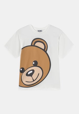 Hvid t-shirt med korte ærmer med et stort tegneserie-bjørnehoved i brun, sort og beige, med et Moschino-mærke på kraven.