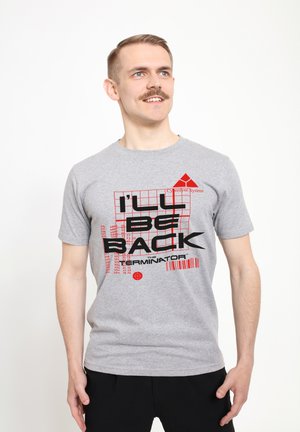 Grå T-shirt med korte ærmer, der har sort og rød grafisk tekst, en stregkode og et logo. Blødt stof med en afslappet pasform.