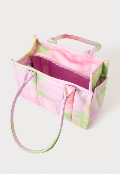 Sac cabas tie-dye rose, vert et jaune avec deux anses, poches latérales et une poche intérieure à fermeture éclair rose visible.