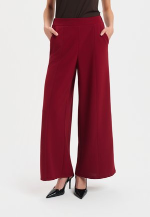 - Spodnie materiałowe