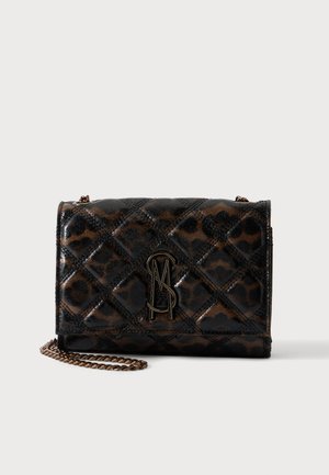 Borsa a tracolla imbottita nera e marrone con stampa leopardata, con tracolla a catena tono oro e dettaglio monogramma dorato sulla patta frontale.
