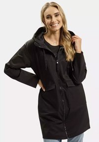Czarna, wodoodporna kurtka z kapturem, z przednim zamkiem błyskawicznym, dwoma dużymi kieszeniami z przodu i luźnym krojem, cechująca się gładką teksturą i trwałym materiałem.