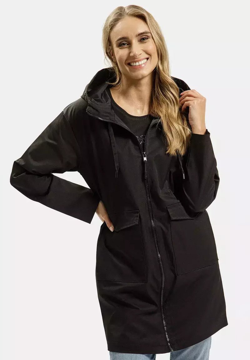 Czarna, wodoodporna kurtka z kapturem, z przednim zamkiem błyskawicznym, dwoma dużymi kieszeniami z przodu i luźnym krojem, cechująca się gładką teksturą i trwałym materiałem.