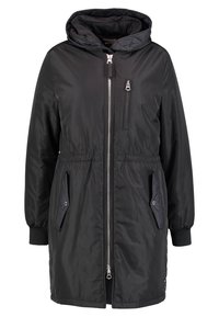 Czarna parka z kapturem, zamkiem błyskawicznym z przodu, elastyczną talią, zapinana na zamek błyskawiczny kieszeń na piersi oraz dwie boczne kieszenie z patkami na guziki.