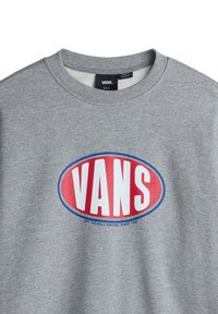 Felpa grigia in pile con un vivace logo ovale rosso e bianco con il testo "VANS", scollo rotondo e polsi a costine.