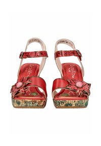 Sandales ouvertes en cuir rouge avec brides autour de la cheville, appliques florales sur les orteils et semelles compensées à motifs floraux multicolores.