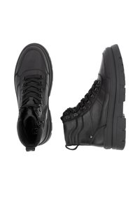 Sneaker alte in pelle nera con un design robusto, pannelli texturizzati, collo imbottito e suola in gomma resistente. Presentano lacci e dettagli in metallo.