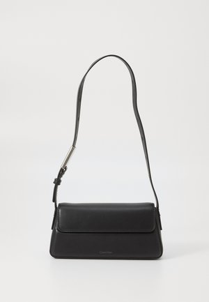 Bolso de mano de cuero negro con forma rectangular y solapa plegable. Presenta una correa delgada y una marca mínima en la parte delantera.