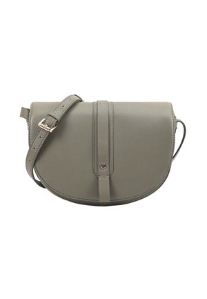 Kleine olijfgroene leren crossbodytas met afgeronde klep, verstelbare band en zilveren gespdetail aan de voorste band.