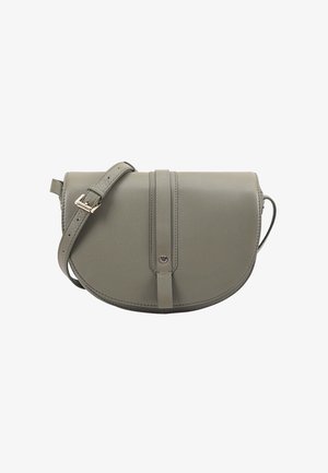 Kleine olivgrüne Leder-Umhängetasche mit abgerundetem Klappverschluss, verstellbarem Riemen und silberner Schnallendetail am vorderen Riemen.