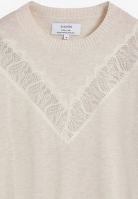 Helles beige Sweatshirt aus weichem Garn, mit einem V-förmigen Spitzenakzent und gewellten Kanten entlang des Ausschnitts.
