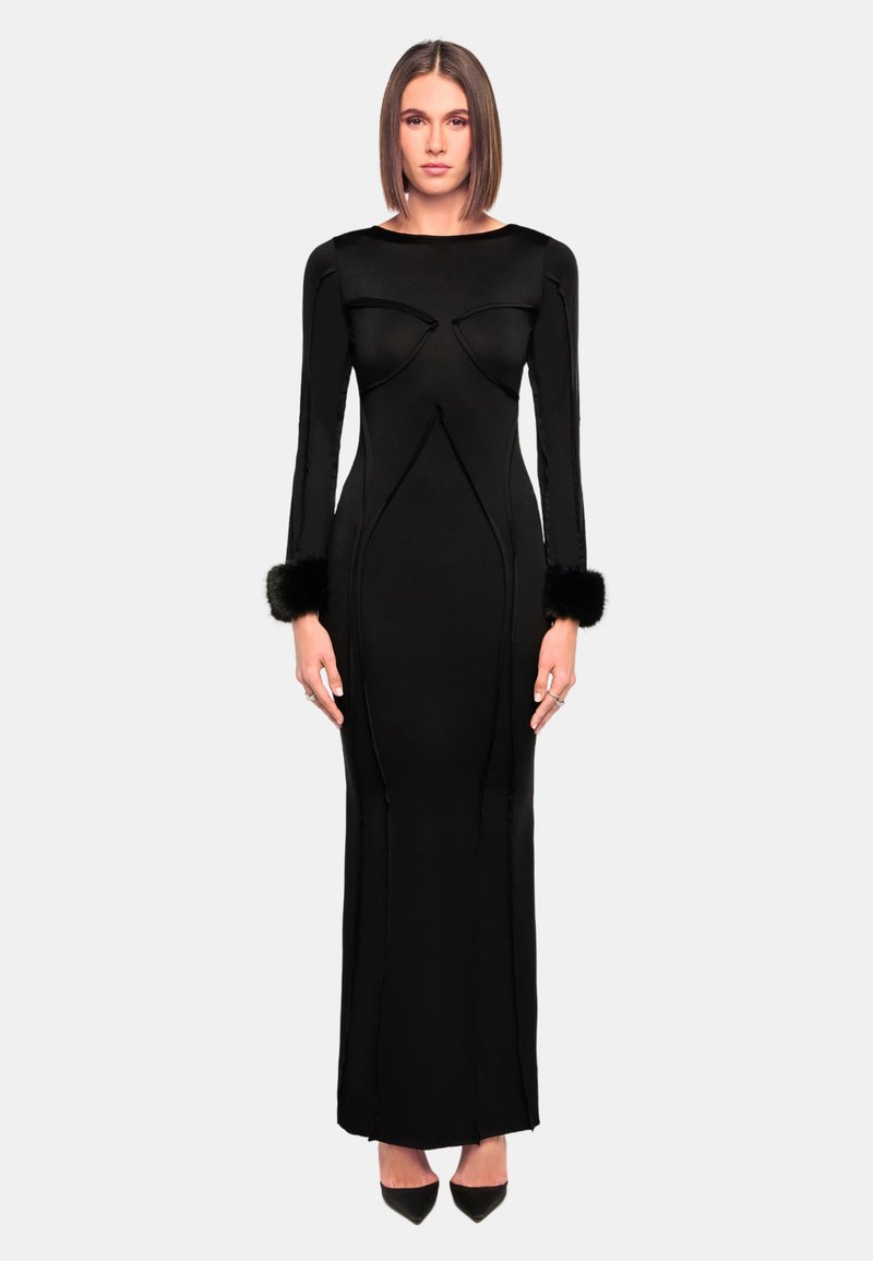 Schwarzes, langärmliges Kleid mit enganliegender Silhouette, versehen mit Kunstfellmanschetten und skulpturalen Nähten für ein strukturiertes Design.