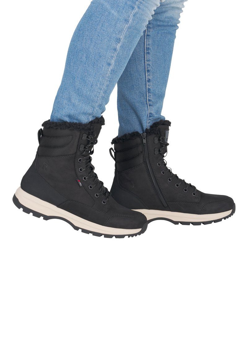 Schwarze Schnür-Winterstiefel mit texturiertem Obermaterial, Kunstfellbesatz und seitlichem Reißverschluss. Mit einer kontrastierenden hellen Sohle und profiliertem Außensohle.