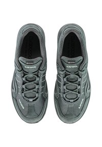 Scarpe da trekking grigie con una tomaia in rete e suede, caratterizzate da un design con lacci, etichetta GORE-TEX e suola in gomma testurizzata per una presa ottimale.