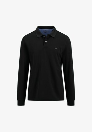 Zwarte poloshirt met lange mouwen, twee witte knopen en een klein geborduurd logo op de linkerborst, weergegeven op een witte achtergrond.
