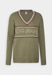 Olivově zelený pletený svetr s výstřihem do V, který má žebrované lemy a centrální logo "BDG JEANS" v bílé a hnědé barvě přes hruď.
