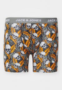 Boxer in tessuto scuro con un motivo di teschi grigi e foglie arancioni. Elastico grigio con il logo "JACK & JONES" in bianco.