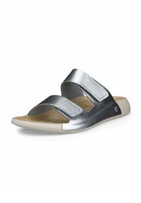 Zilverkleurige metallic slip-on sandaal met twee verstelbare banden, open tenen, een tan voetbed en een witte rubberen zool, ontworpen voor comfort en gebruiksgemak.