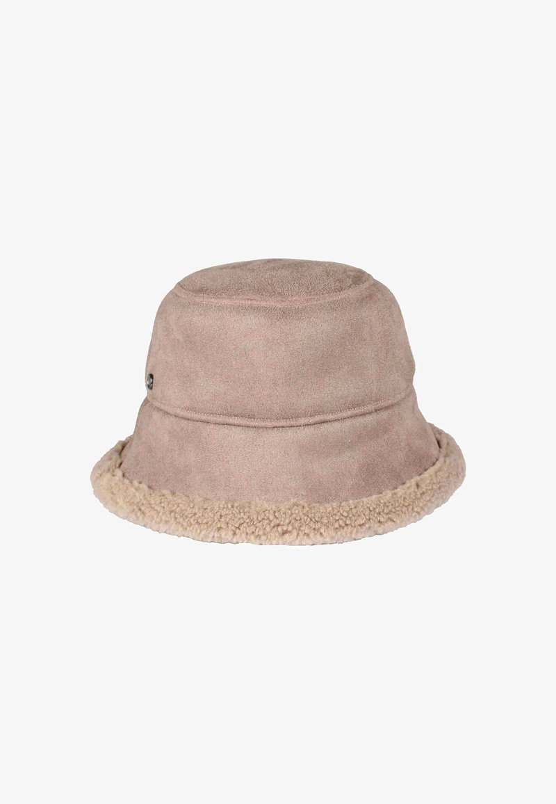 Kahvikkaus vaaleanruskeasta mokasta, jossa on pörröinen beige fleece-reunus. Varustettu pyöreällä kruunulla ja ommelluilla yksityiskohdilla kehossa.