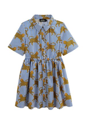 Robe à manches courtes boutonnée avec des rayures verticales bleues et blanches et un imprimé léopard jaune ludique partout.