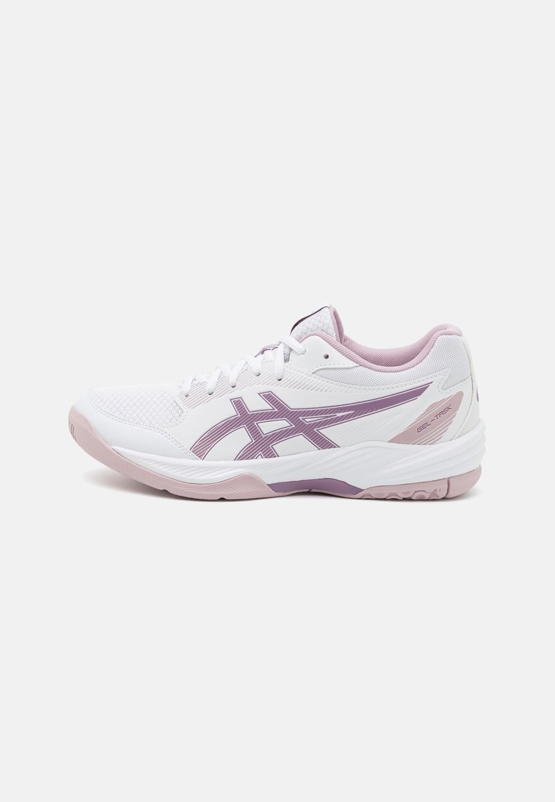 Scarpa sportiva bianca con accenti viola chiaro, dotata di tomaia in mesh, suola in gomma e logo prominente sul lato. Progettata per comfort e supporto.
