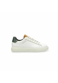 Sneaker in pelle bianca con accenti verdi e beige, punta rotonda e una suola in gomma spessa di colore bianco sporco. Presenta lacci e un branding minimo.