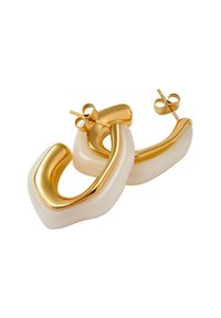 Gouden hoopoorbellen met een gladde, witte hars overlay. Gebogen, chunky ontwerp met een gepolijste afwerking. Vlindersluiting.