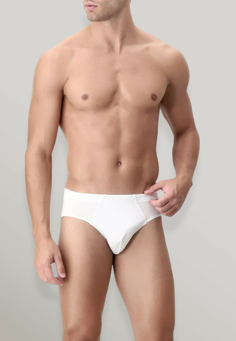 Morbidi slip di cotone bianco con una fascia elastica morbida e un design aderente. Il tessuto è liscio, mettendo in risalto uno stile pulito e minimalista.