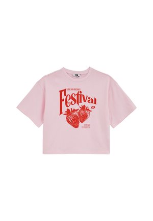 Ružové bavlnené tričko s červenou grafickou potlačou obsahujúcou slová „Strawberry Festival“ a ilustrácie jahôd na prednej strane.