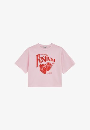 Ružové bavlnené tričko s červenou grafickou potlačou obsahujúcou slová „Strawberry Festival“ a ilustrácie jahôd na prednej strane.