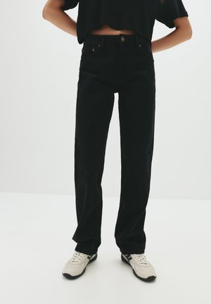 Zwarte high-waisted jeans van katoen met een recht gesneden pasvorm, voorzien van klassieke vijf-pocket styling en metalen knoopaccenten.