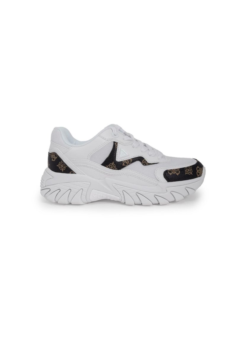 Sneaker bianco con accenti neri a motivo, caratterizzato da una suola spessa, pannelli testurizzati e un design classico con lacci.