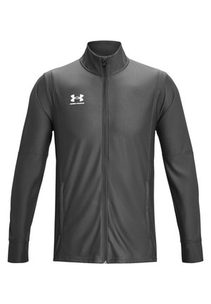 Chaqueta deportiva negra con cuello alto, cremallera completa, mangas largas y logotipo de Under Armour. Fabricada con un material suave y ligero.