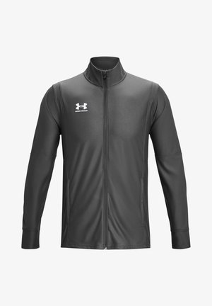 Chaqueta deportiva negra con cuello alto, cremallera completa, mangas largas y logotipo de Under Armour. Fabricada con un material suave y ligero.
