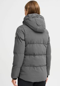 Grå puffjacka med huva, som har quiltade sektioner, en logotypapplikation på ärmen och elastiska ärmslut för värme och komfort.