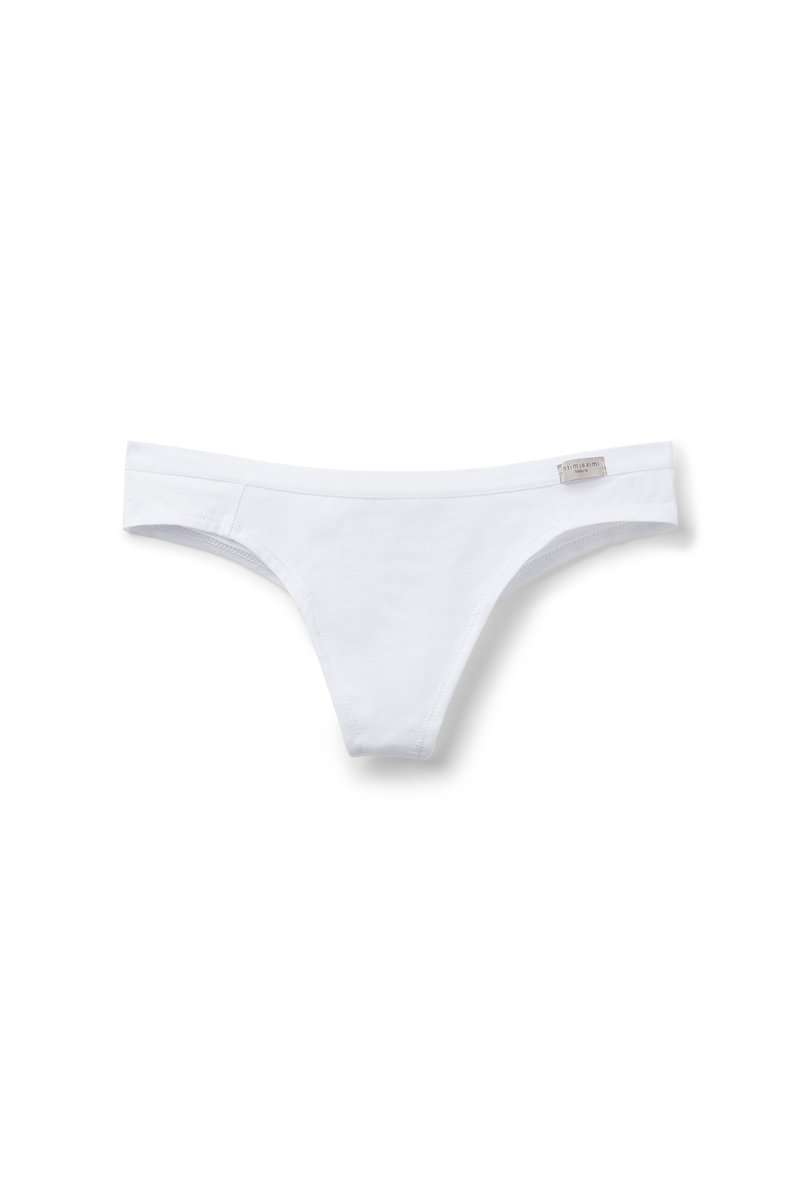 String en coton blanc avec un design sans couture, une taille douce et une couverture minimale. Comprend une petite étiquette de marque sur le côté.
