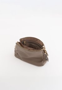 Brązowa skórzana torba na zamek błyskawiczny o teksturowanym wykończeniu, z jasnobrązowym wnętrzem i podwójnymi przegródkami do organizacji. Akcenty w kolorze złotym.