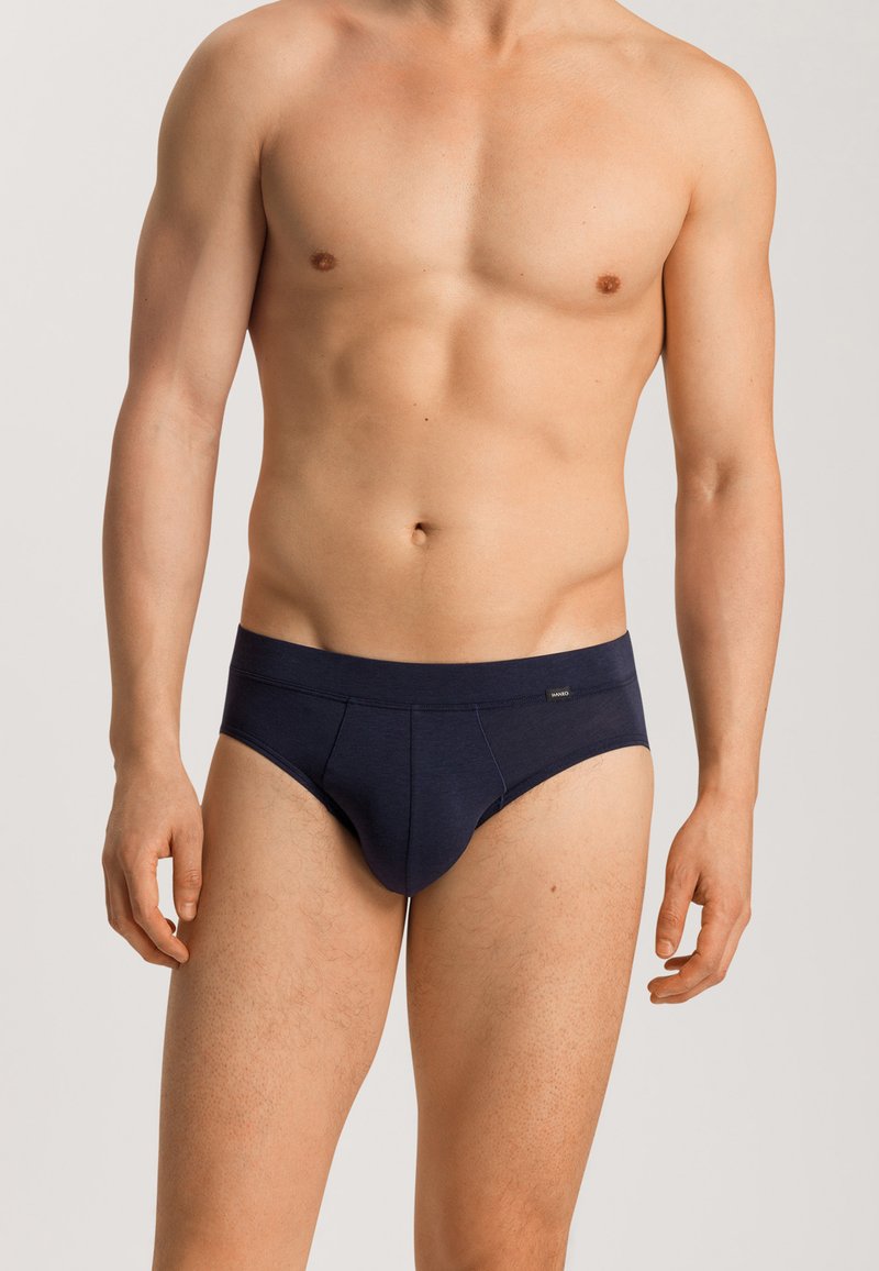 Marineblauwe mannenbriefs van zacht materiaal met een strakke pasvorm, voorzien van een gladde tailleband en een voorkant met pouch, eenvoudig ontwerp zonder patronen.