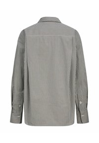 Camicia a maniche lunghe con motivo a scacchi in bianco e nero. Presenta un colletto a punta e polsini con bottone. Tessuto morbido con vestibilità comoda.