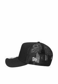 Schwarze Mesh-Trucker-Kappe mit solidem Frontpanel, gebogenem Schirm und einem weißen Logo an der Seite. Texturiertes Mesh-Back für Belüftung.