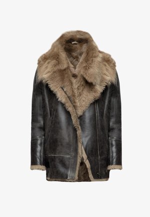 Chaqueta de cuero marrón con un gran cuello de piel beige y esponjoso, con un cierre frontal y bolsillos laterales, que presenta una textura mates.